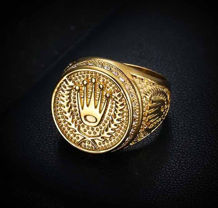 Iced out Hip Hop, crown rings available in gold and silver. Bling Streetwear inspired by Hip Hop Culture.