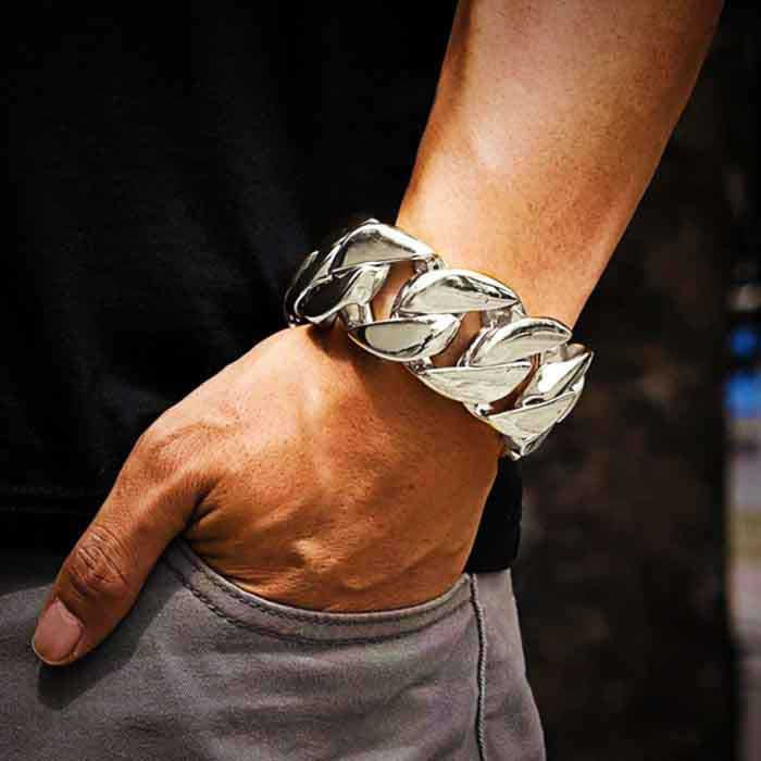 32mm Cuban Link Bracelets available in Gold and Silver. Available in 22cm, 24cm and 26cm lengths.