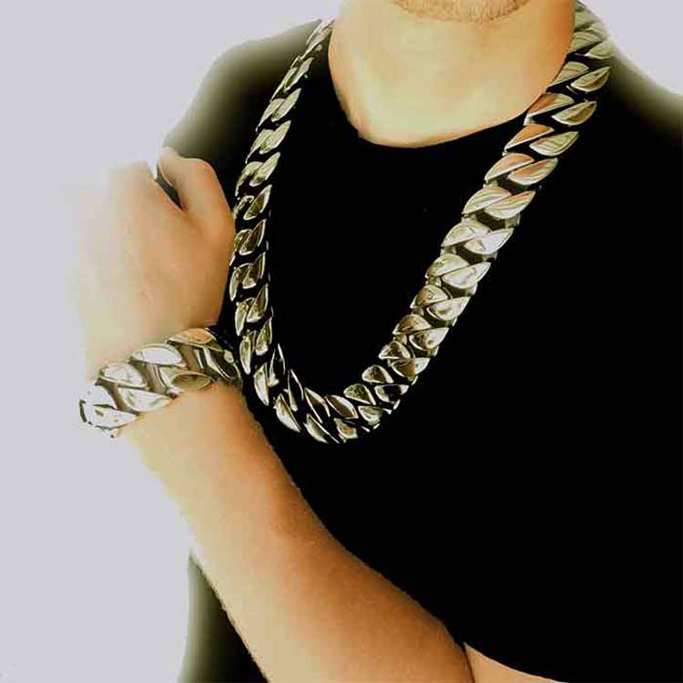 32mm Cuban Link Bracelets available in Gold and Silver. Available in 22cm, 24cm and 26cm lengths.