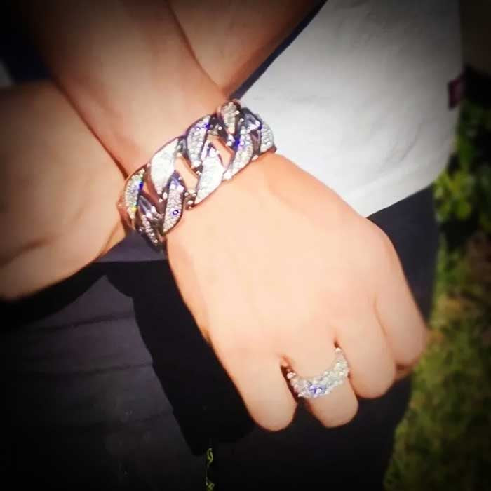 32mm Iced Cuban Link Bracelet. Available in gold and silver.22cm, 24cm and 26cm lengths available.