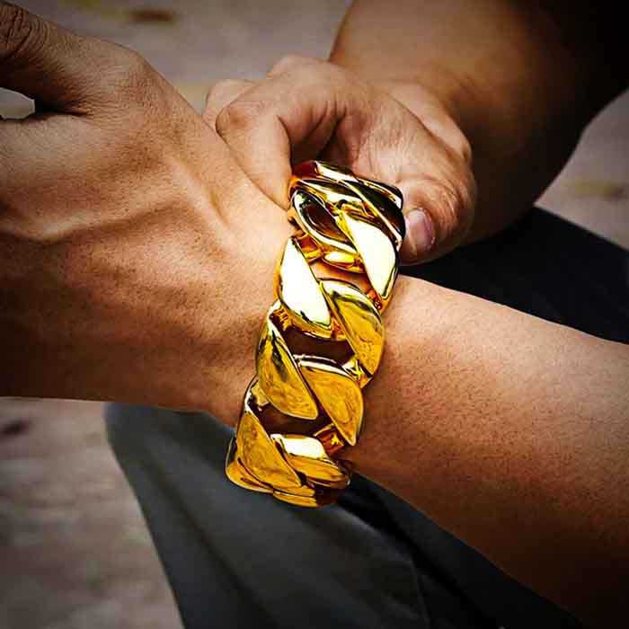 32mm Cuban Link Bracelets available in Gold and Silver. Available in 22cm, 24cm and 26cm lengths.